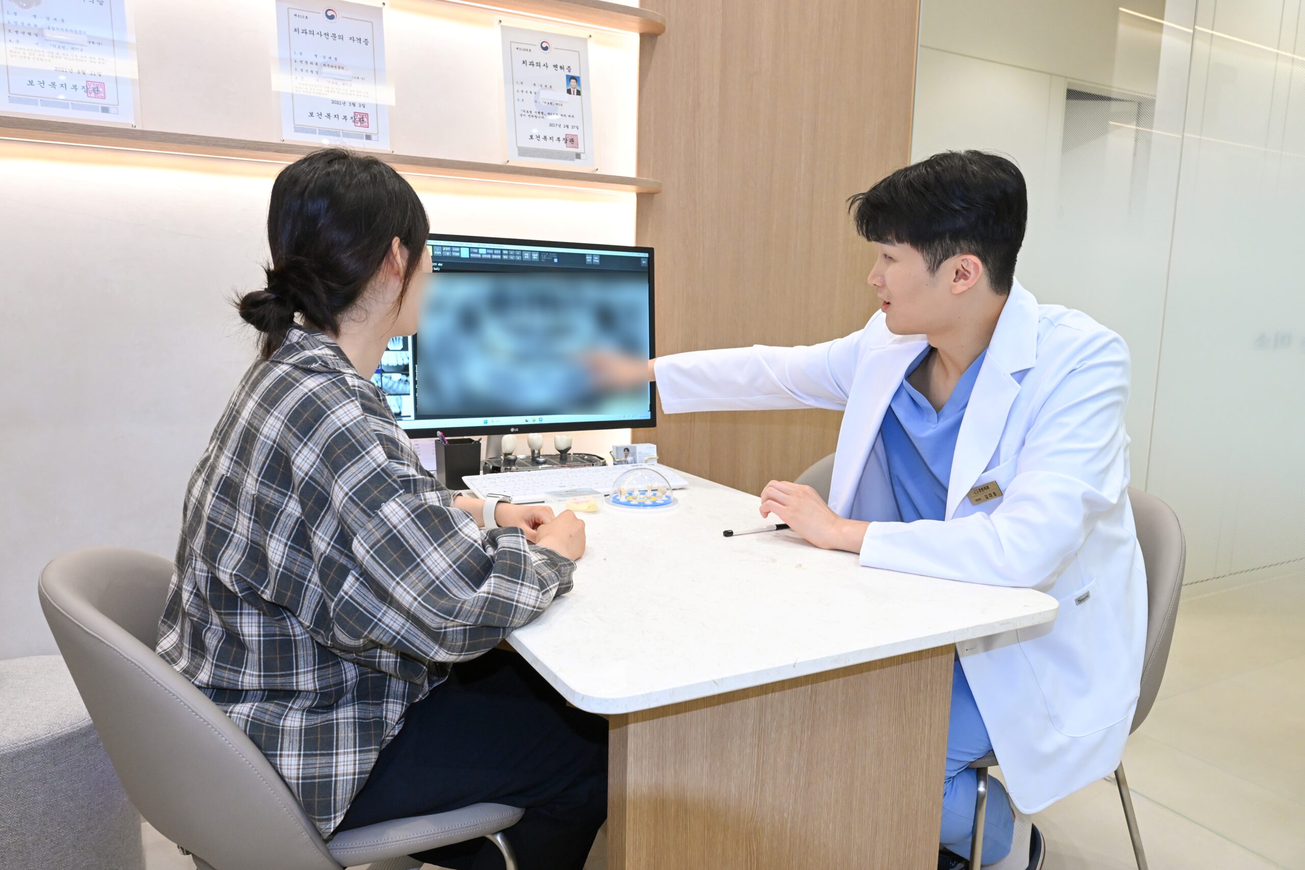 의정부 치과 든든치과 김대동 대표원장의 상담모습