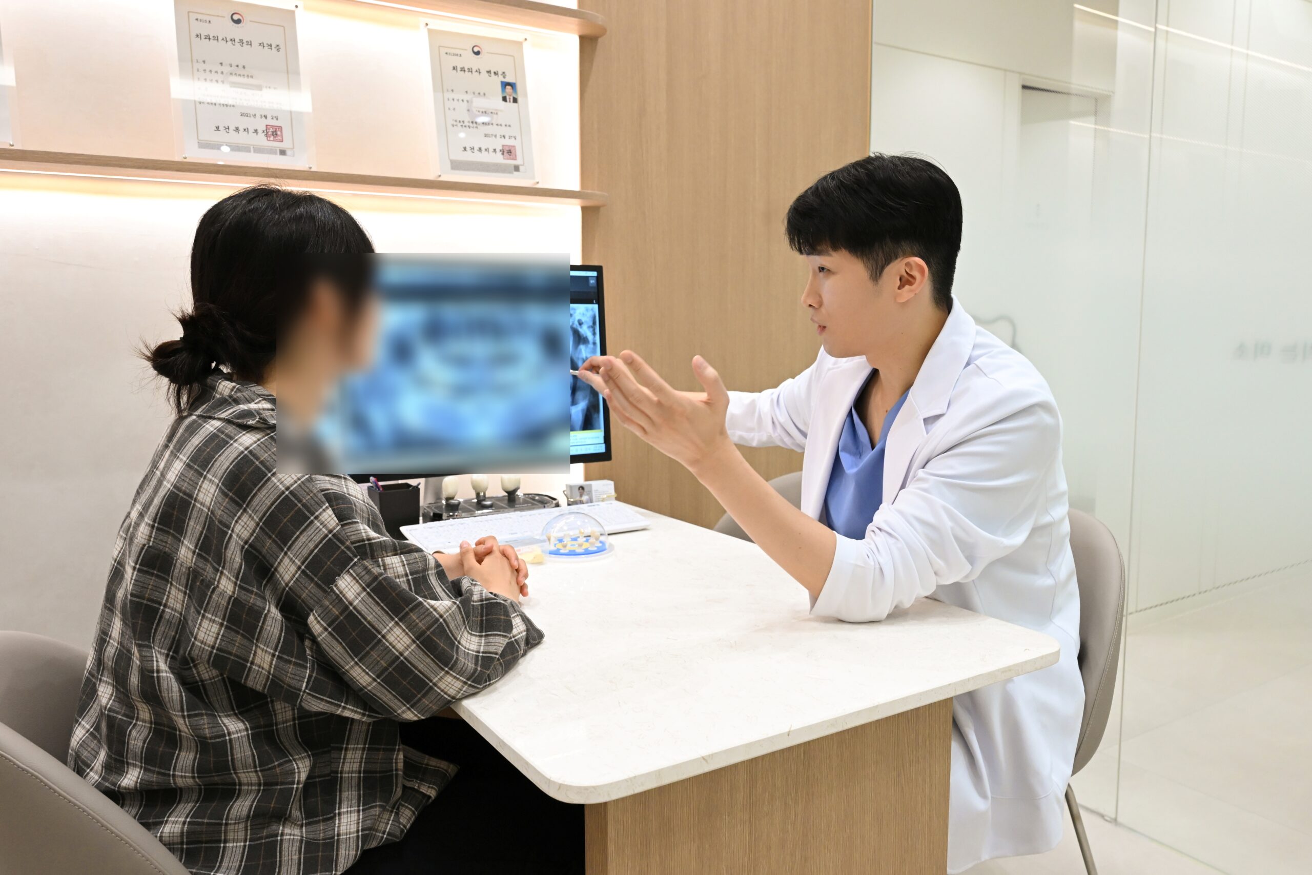 의정부 치과 든든치과 대표원장이 가정 내 구강위생 관리와 정기 검진 병행의 필요성을 설명하는 이미지