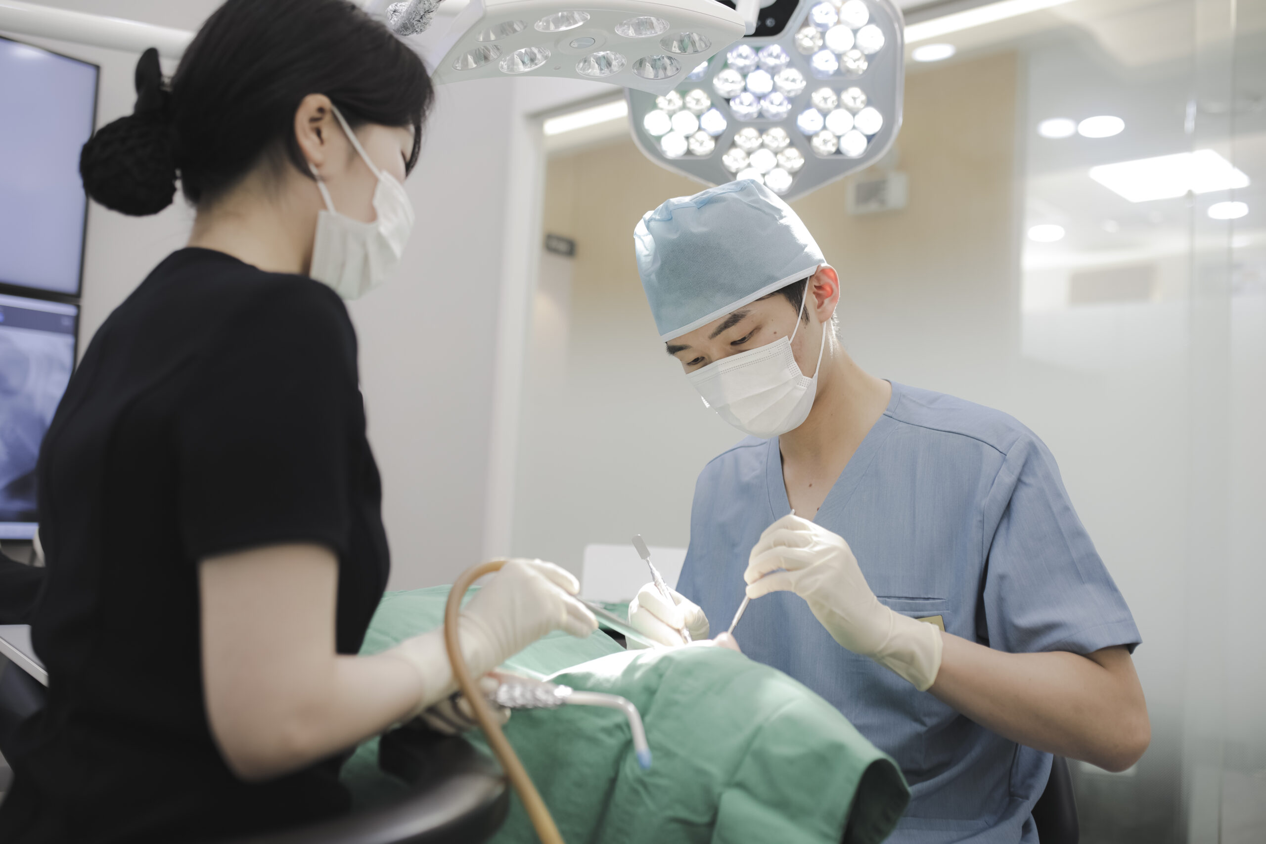 든든치과 김대동 원장 치주과 전문의 임플란트 수술 모습